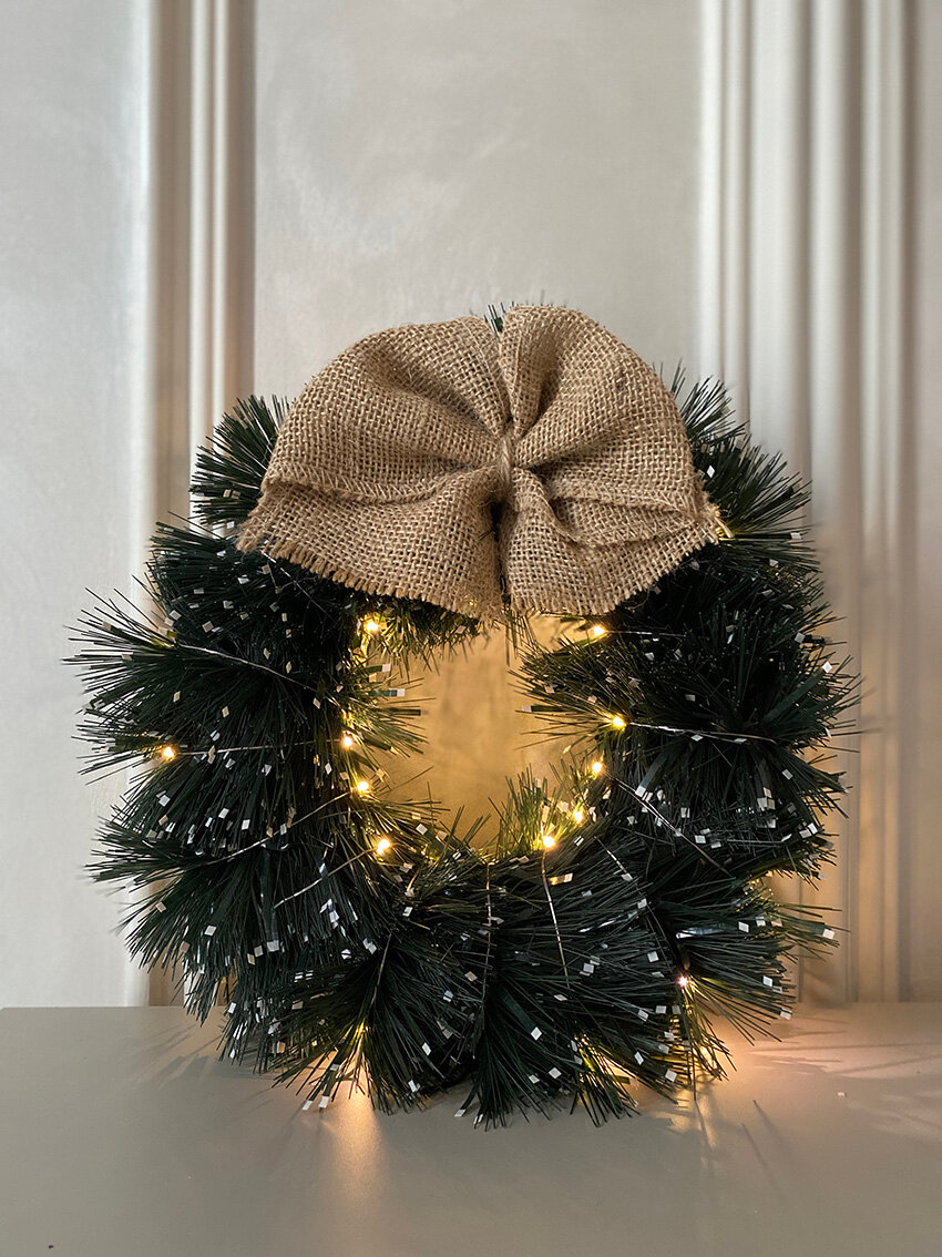 фото Венок новогодний 40см с леденцом, бантом, шишками 05