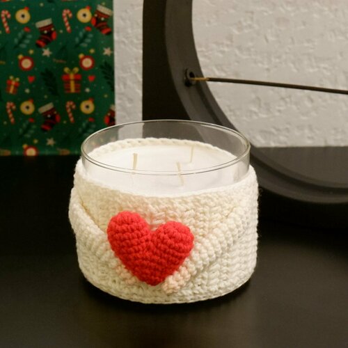 Ароматическая свеча с вязаным узором 