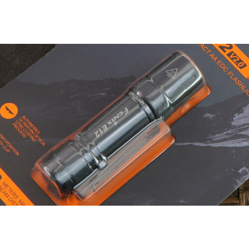 фото Небольшой edc фонарь fenix e12v20