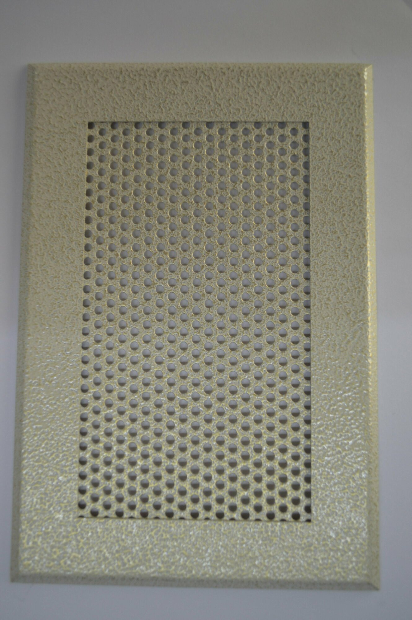 Вентиляционная решетка металлическая 190х140мм, тип перфорации кружок, анти белый