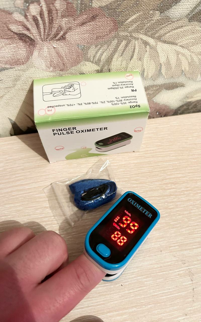 Пульсоксиметр медицинский с LCD дисплеем электронный на палец / для измерения уровня кислорода в крови, пульса, интенсивности кровотока / 2 батарейки в комплекте