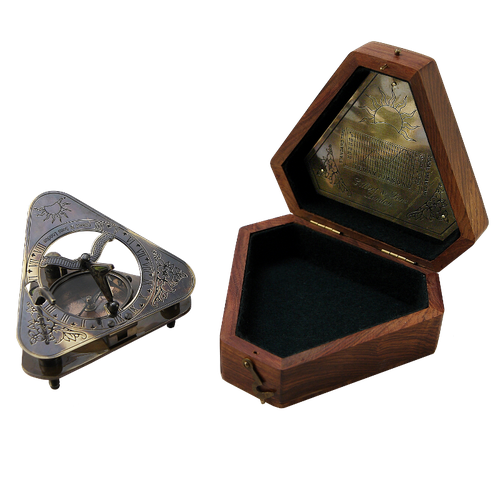 фото Морской компас в деревянном футляре nautical