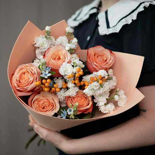 Сборный букет с пионовидными розами и ароматной маттиолой абрикосовый Flawery