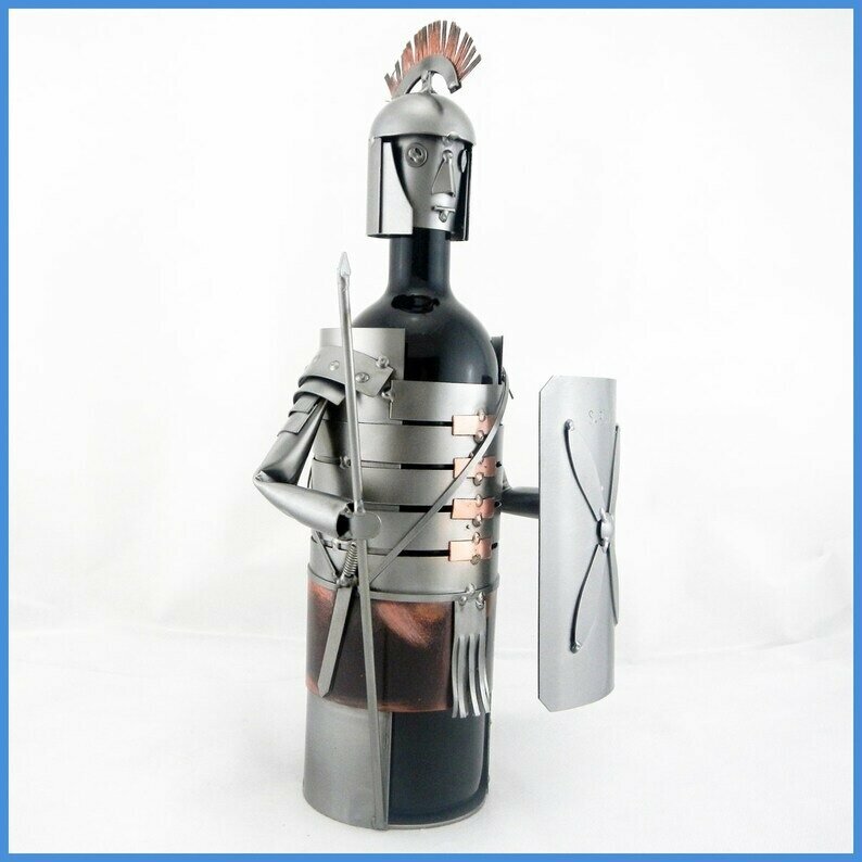 Оригинальная металлическая подставка - держатель для бутылки Рыцарь 2