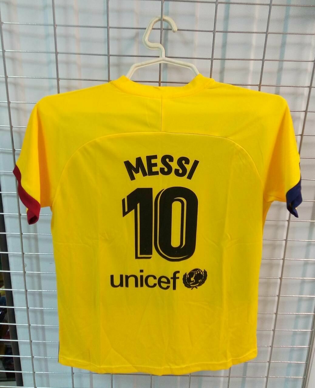 Месси размер 30 ( на 15-16 лет ) форма ( майка + шорты ) футбольного клуба Барселона ( Испания ) №30 MESSI желтая
