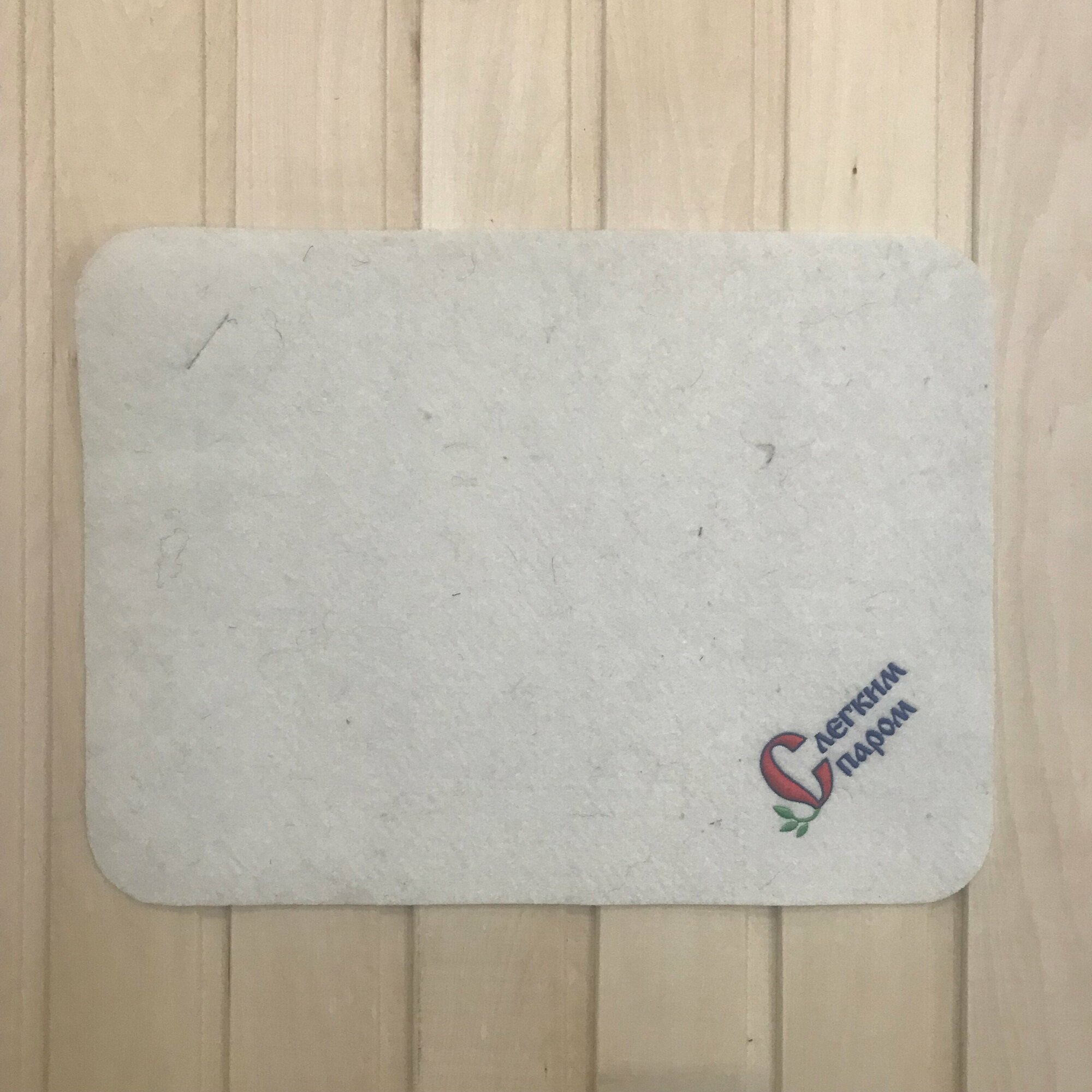 Коврик сидушка для бани и сауны с вышивкой "С легким паром" 32х42 см — фото 1