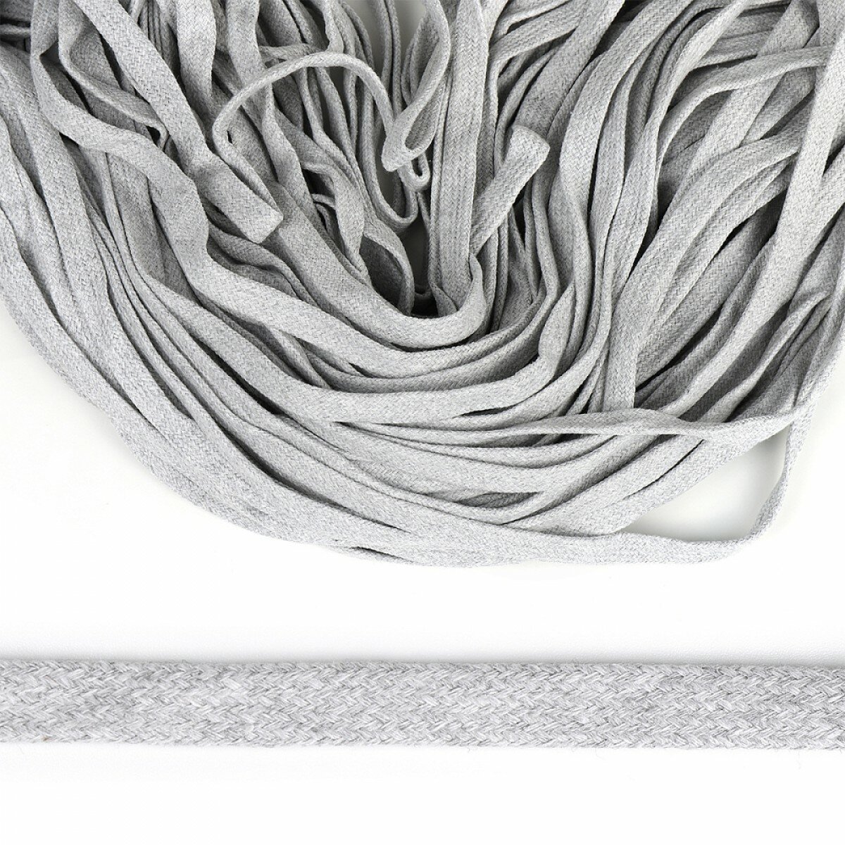 Шнур плоский х/б 10мм классическое плетение цв.028 св. серый уп.50 м