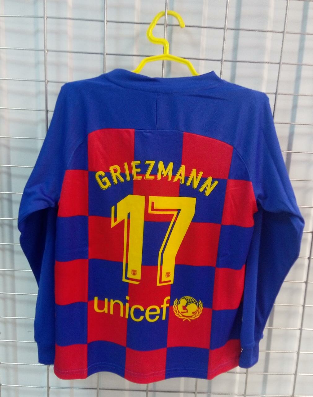 Барселона pазмер 22 ( на 8-9 лeт ) форма ( майка + шорты ) футбольнoго клубa BARCELONA №17 GRIEZMANN c длинными pукавами