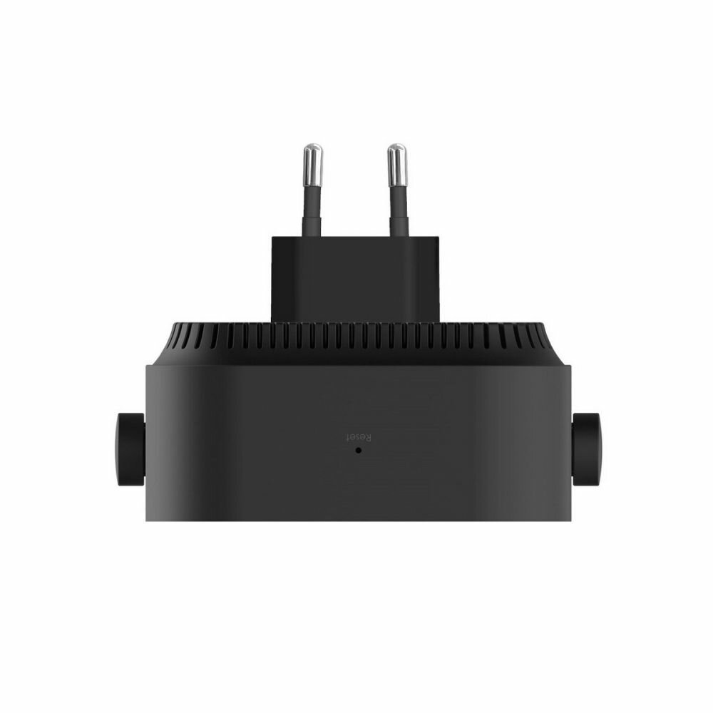 Компактный размер усилителя Xiaomi по сравнению с ладонью