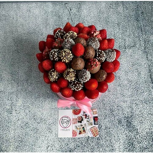 Подарочный набор Mklubni клубника в шоколаде со свежей клубникой, в коробке