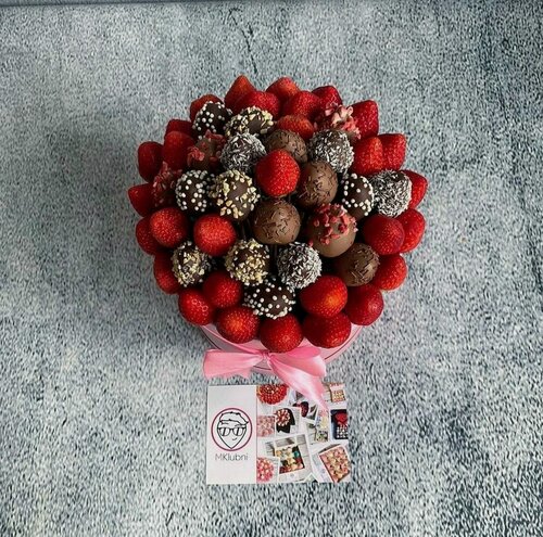 Изображение товара Подарочный набор Mklubni клубника в шоколаде со свежей клубникой, в коробке