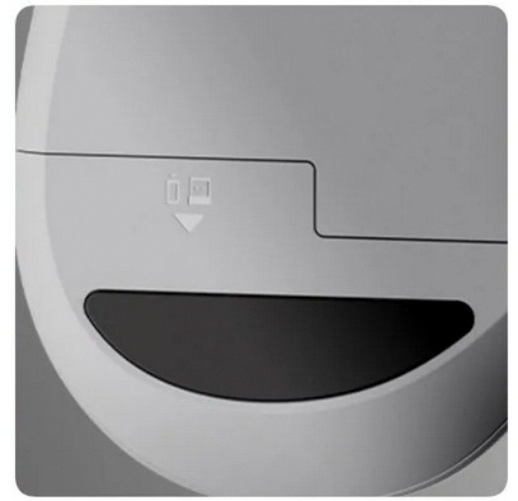 Пожилая пара счастливо использует планшет с подключённой мышкой Xiaomi