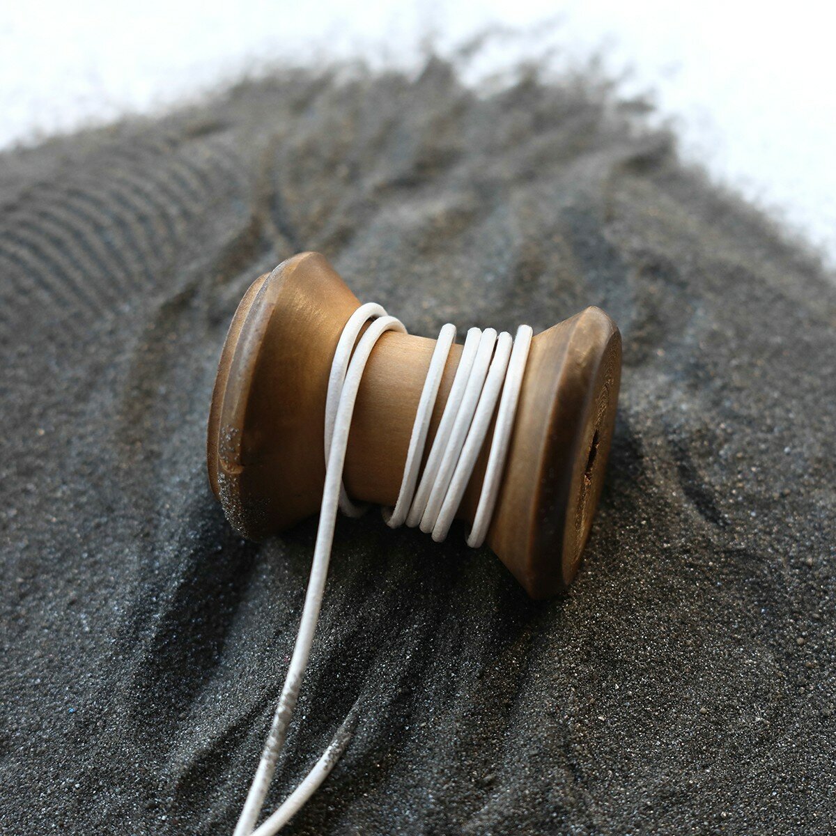 Шнур кожаный круглый 2 мм 3 метра для шитья / рукоделия / браслетов, цвет белый