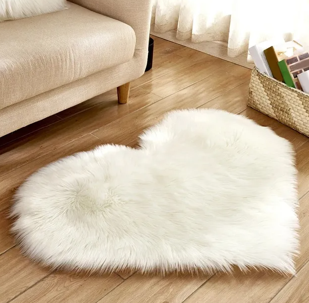 Пушистый белый ковер в форме сердца 30*40 см из искусственной шерсти - фотография № 1