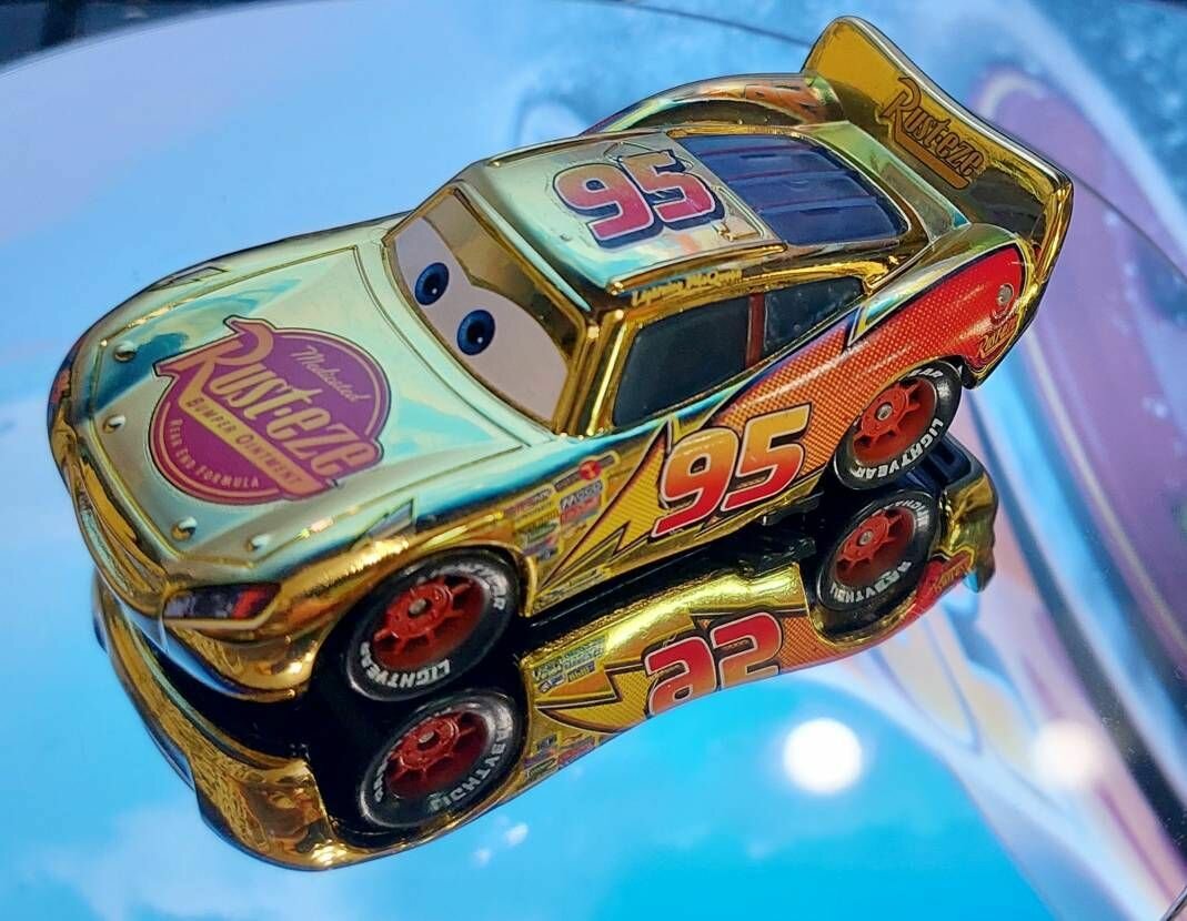 фото Коллекционная модель Молния Маккуин из мультфильма Тачки металлический сплав и краска