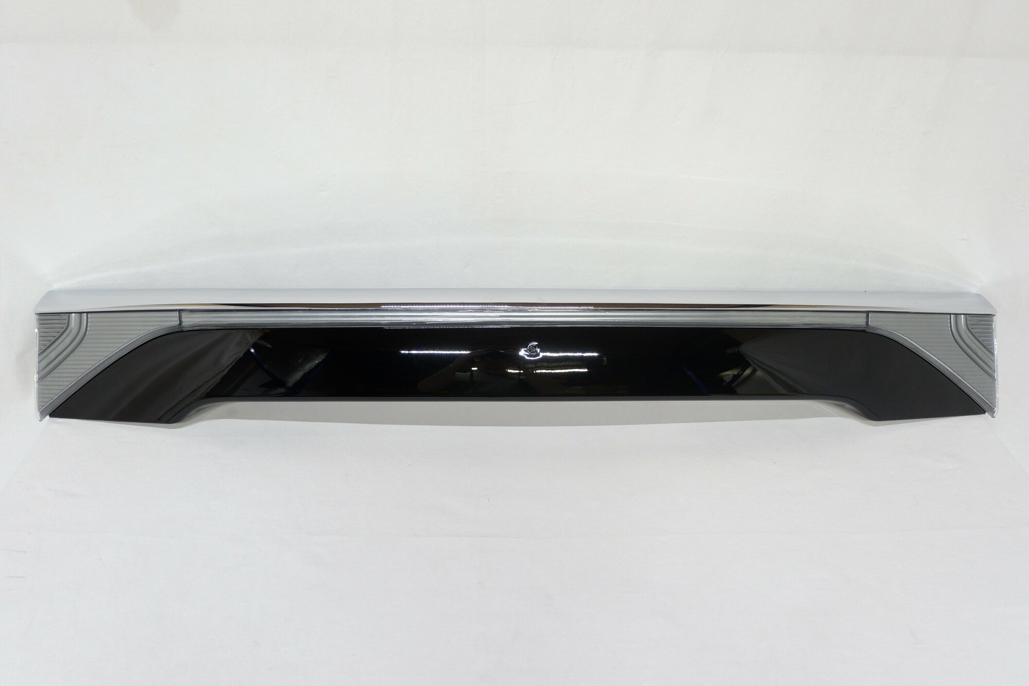 Накладка двери багажника Mitsubishi Outlander 3 2012-2015 5817A255XA