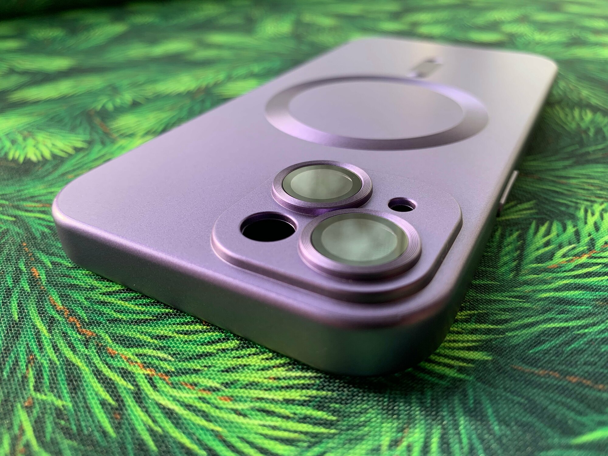Чехол на iPhone 15 / Айфон 15 с MagSafe, фиолетовый, матовый, с защитой камеры — фото 1