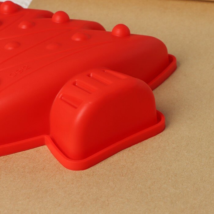 Форма новогодняя Доляна "Елочка с гирляндой", силиконовая, для выпечки, 18х14,5х3,5 см, красная