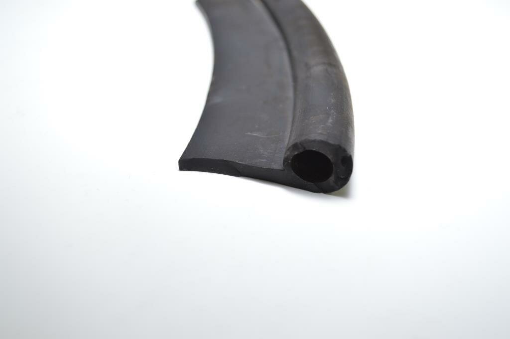 Профиль резиновый черный Р-образный для уплотнения ворот и дверей. Наружный диаметр 13 мм, высота ножки 20 мм. Длина 3 метра.