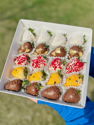 Изображение товара Подарочный набор клубника в шоколаде “Яркий микс”, подарок любимой девушке, в подарочной упаковке,16-25 шт