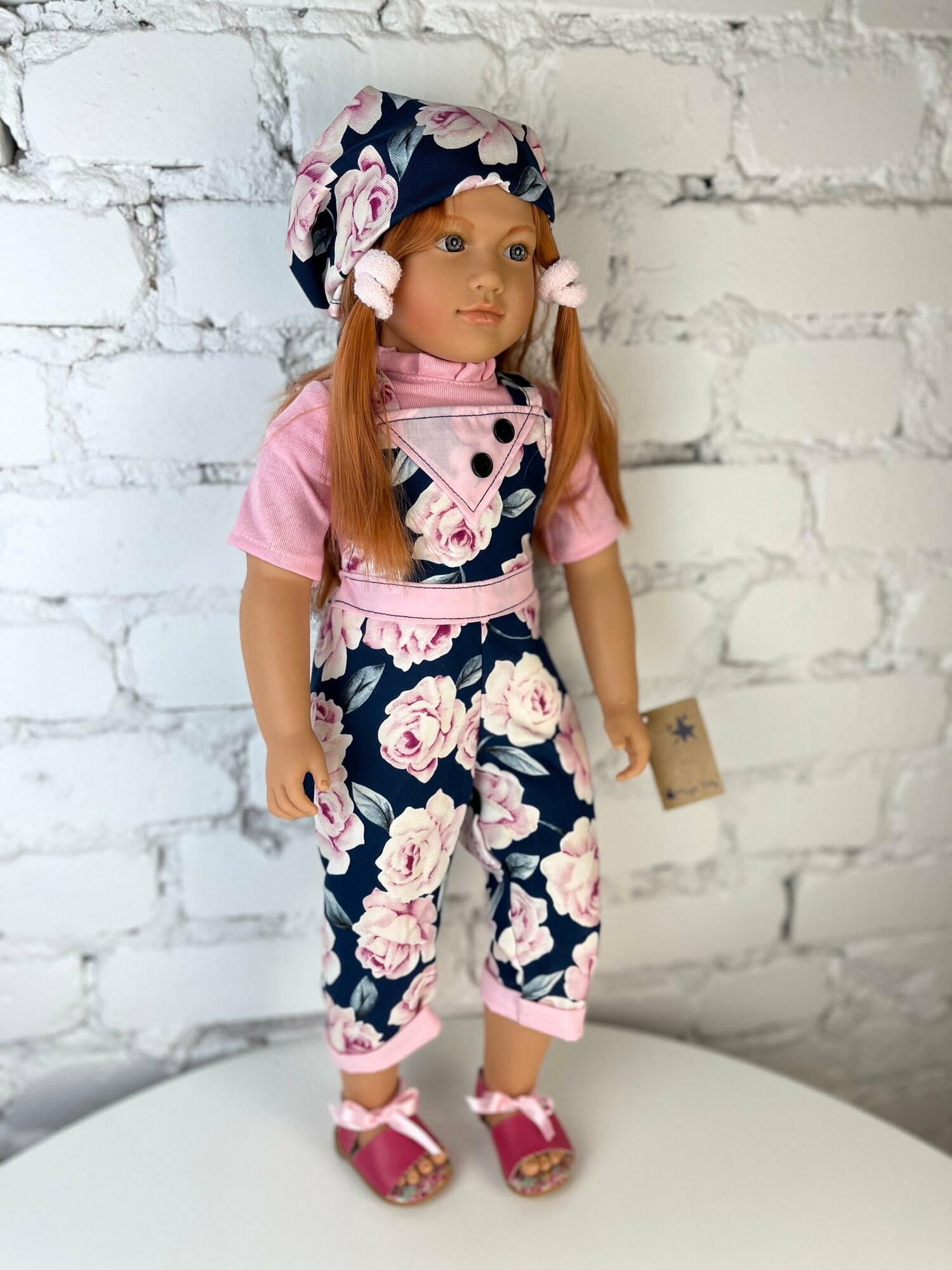Коллекционная кукла Lamagik "Джеральдин", в цветастом комбинезоне, 62 см, арт. B9005