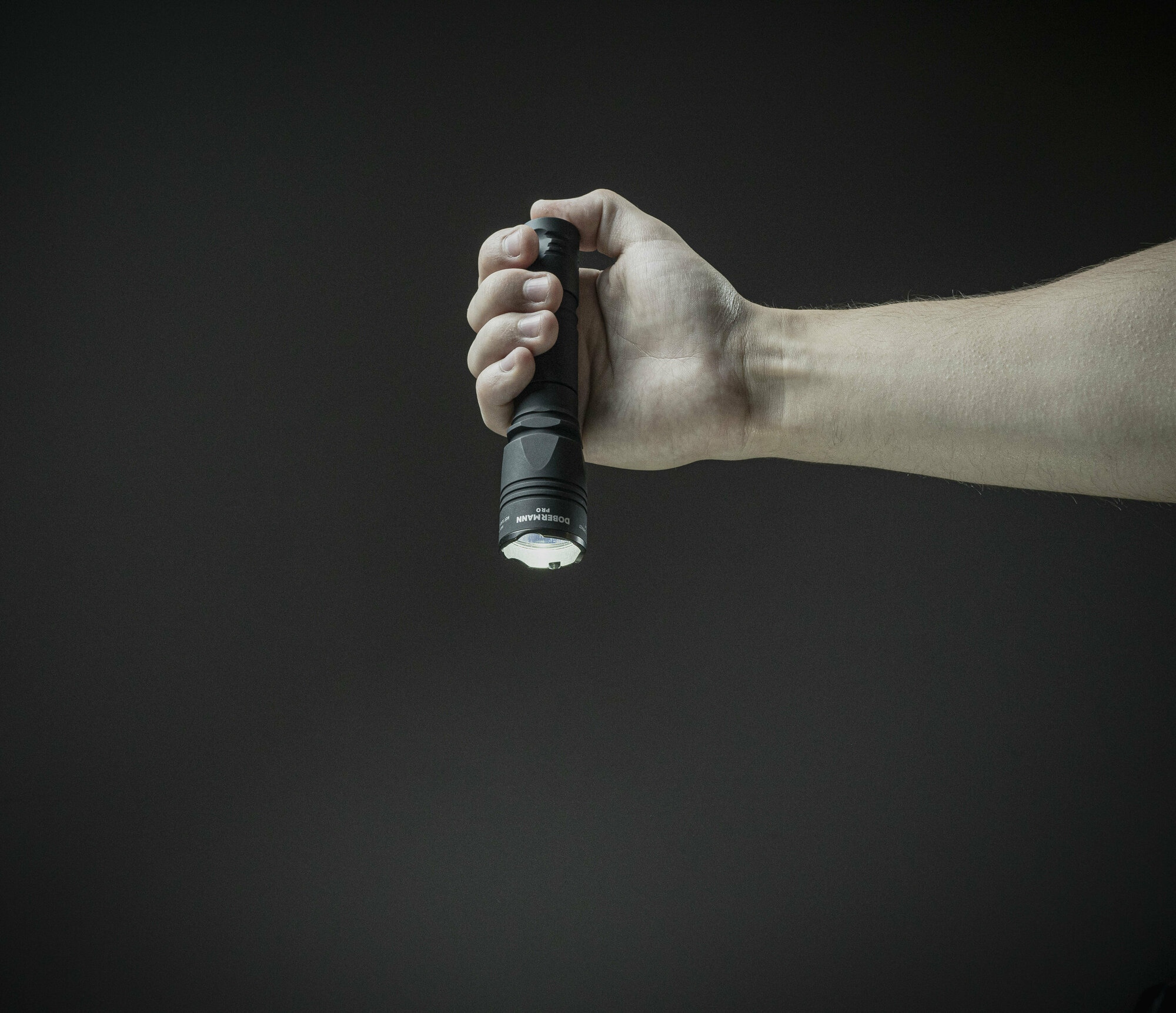 Ручной фонарь ARMYTEK Dobermann Pro Magnet USB, черный / белый [f07501c] - фото №5