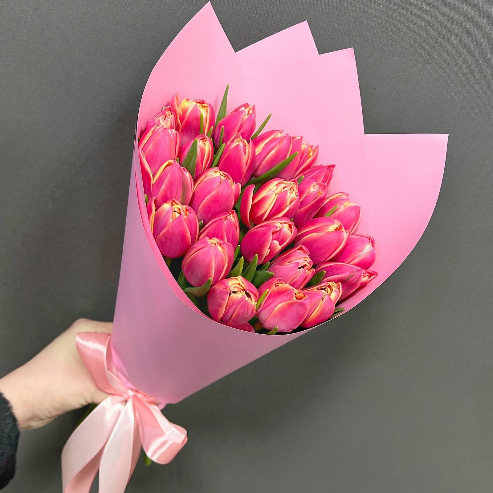 25 пионовидных тюльпанов Колумбус в розовой пленке