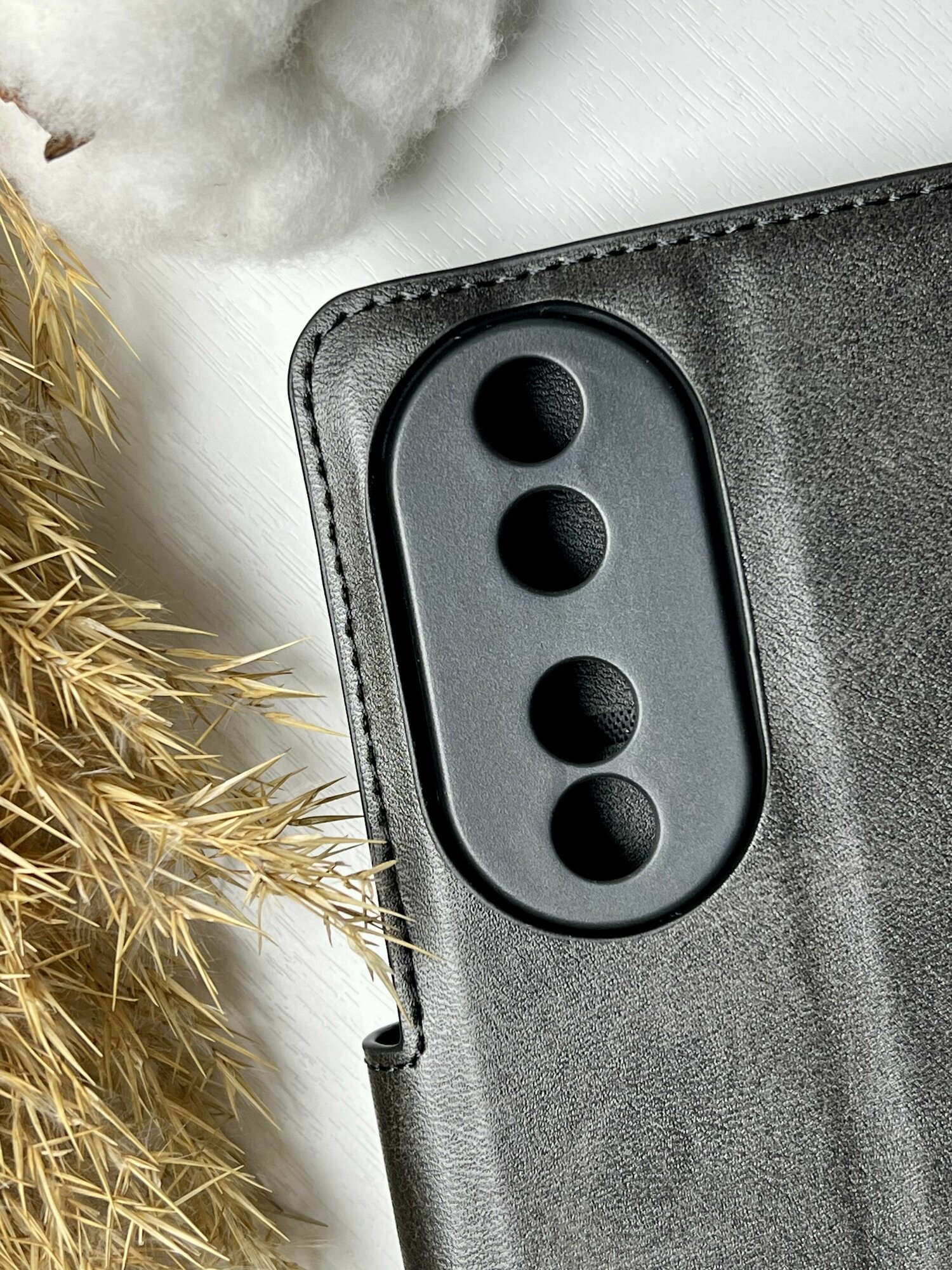 Чехол книжка для Honor 90 c магнитной застежкой / Хонор 90 c хлястиком и отделением под карты , с функцией подставки , черный — фото 1