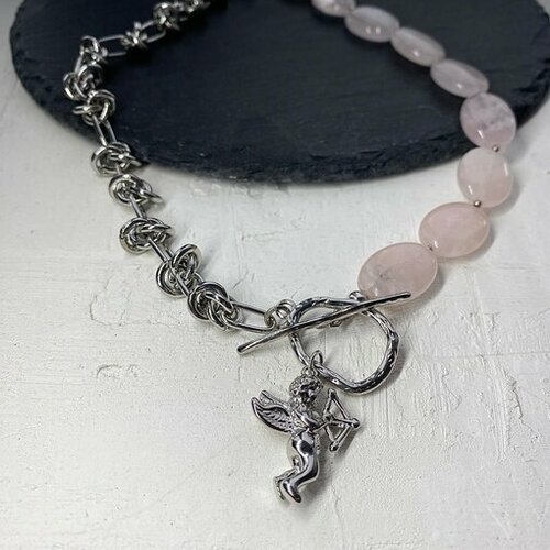 Колье из розового кварца с цепочкой