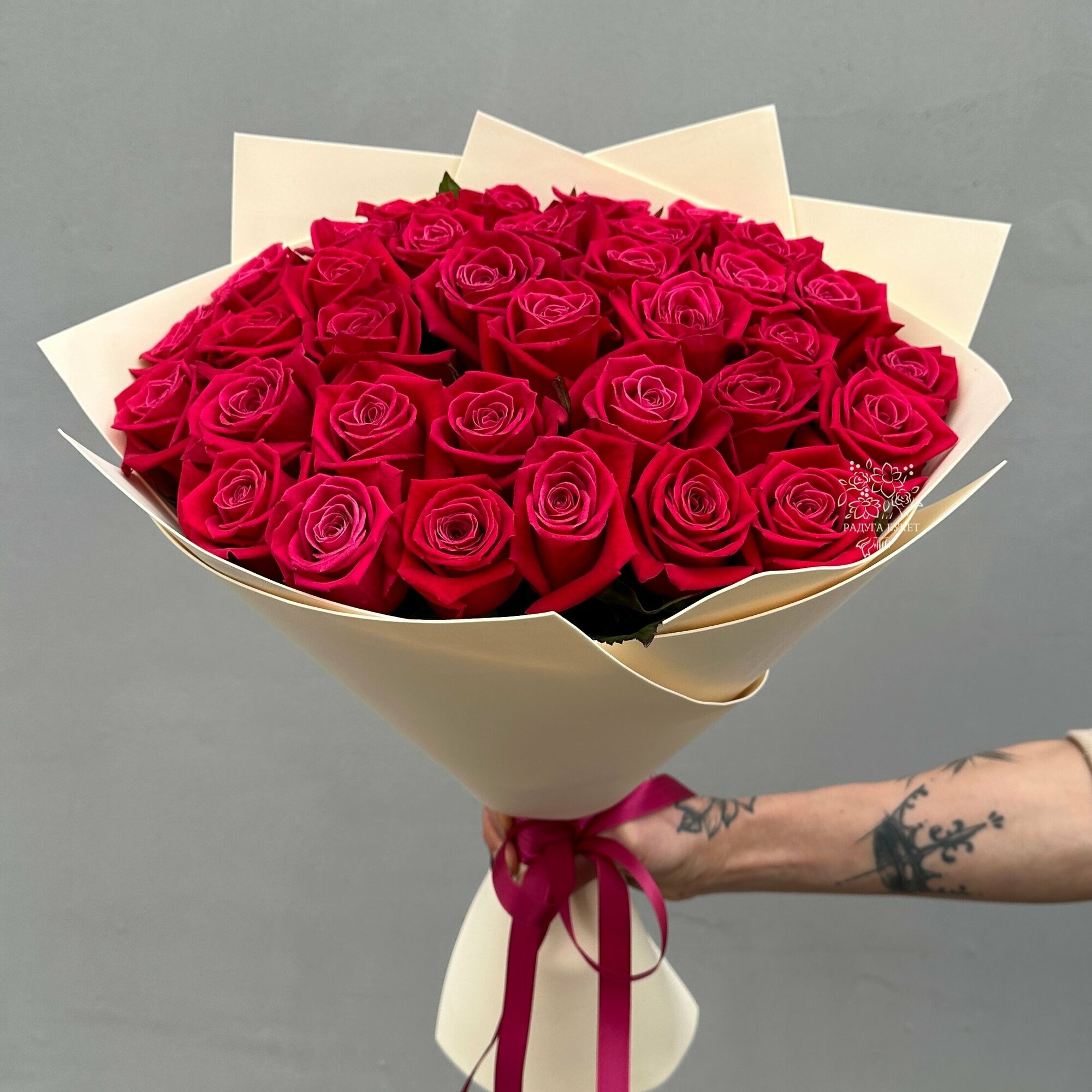 Букет цветов "Эрика" из 35 малиновых роз в упаковке / Арт. 401213 / Радуга Букет