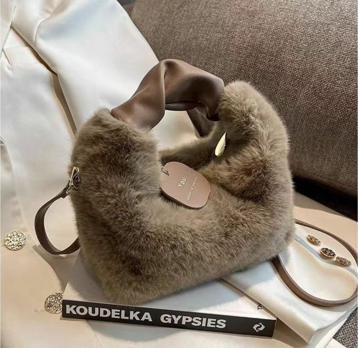 фото Сумочка меховая плюшевая с ручками на цепочке на плечо мини сумка багет тоут