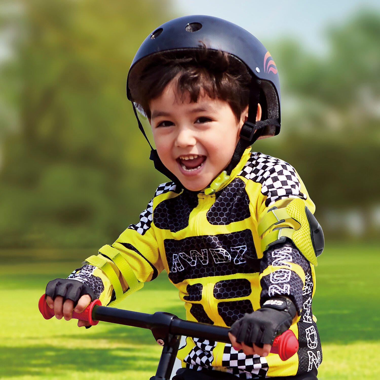 Детский шлем для мальчика Hape, черный E1083_HP