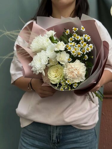Изображение товара Букет с хризантемами и ромашками "Мини с диантусом" , белый, сборный, 7 цветков, высота 50 см