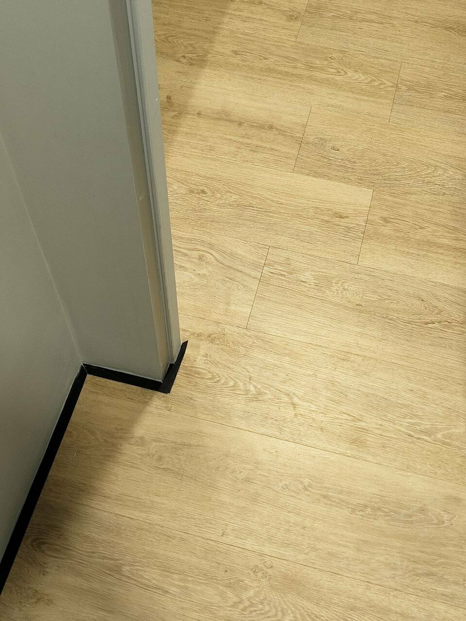 Микроплинтус с термоклеем 5 метров Черный — фото 1