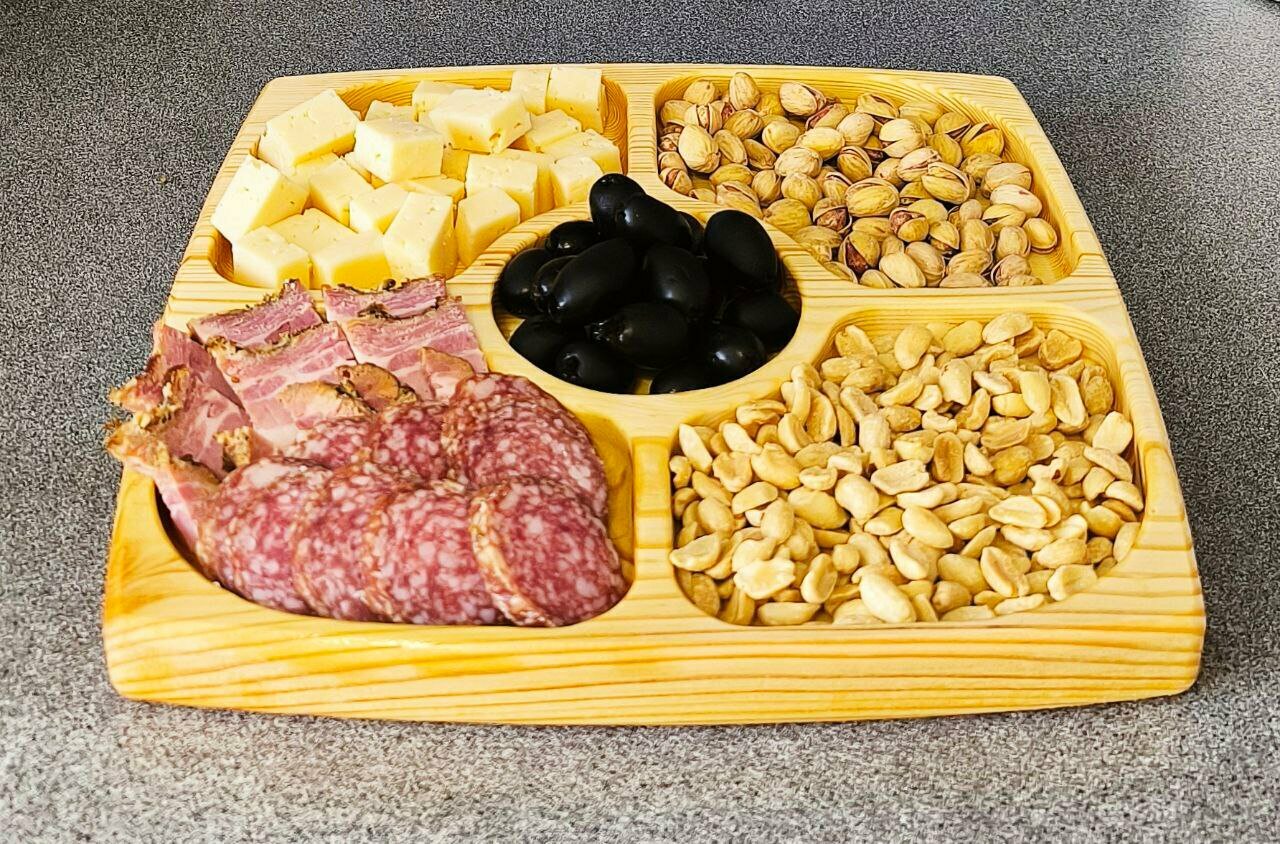 Менажница из дерева (сосна). 5 секционная. 28 см ×28 см пропитана маслом и пчелиным воском