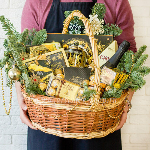 Новогодняя корзина в Подарок с конфетами и шоколадом артишок №1115 кружка с чаем и медом с новым годом для него