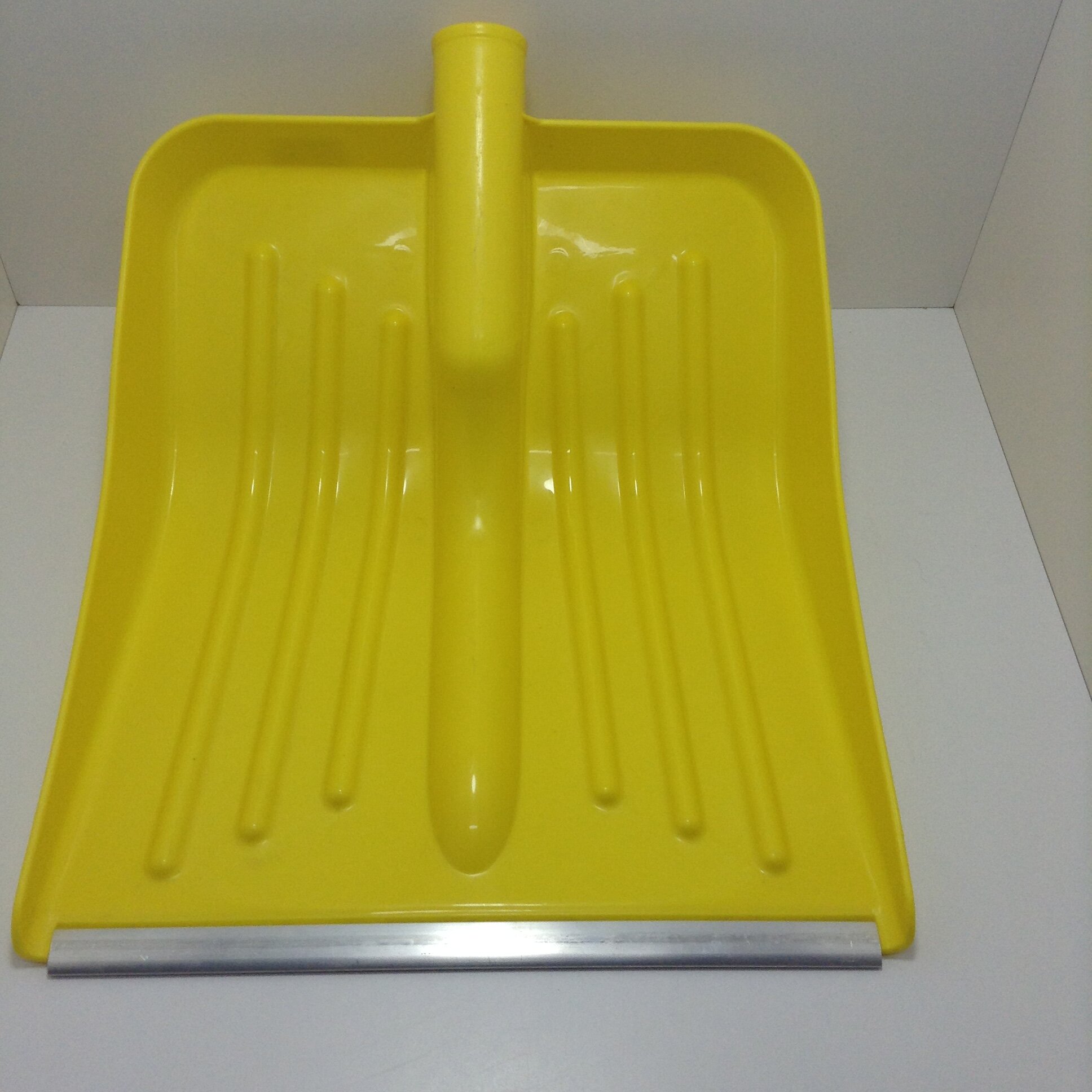 Лопата для уборки желтого снега среднего размера - фотография № 2