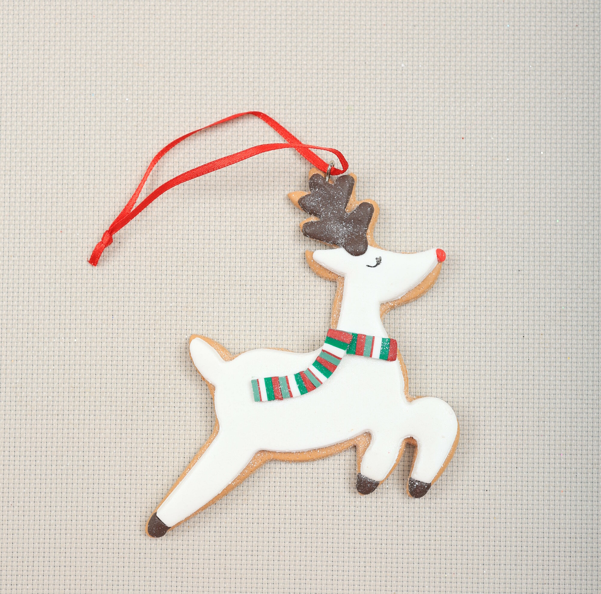 Подвеска на елку Олень 10 см, в шарфике