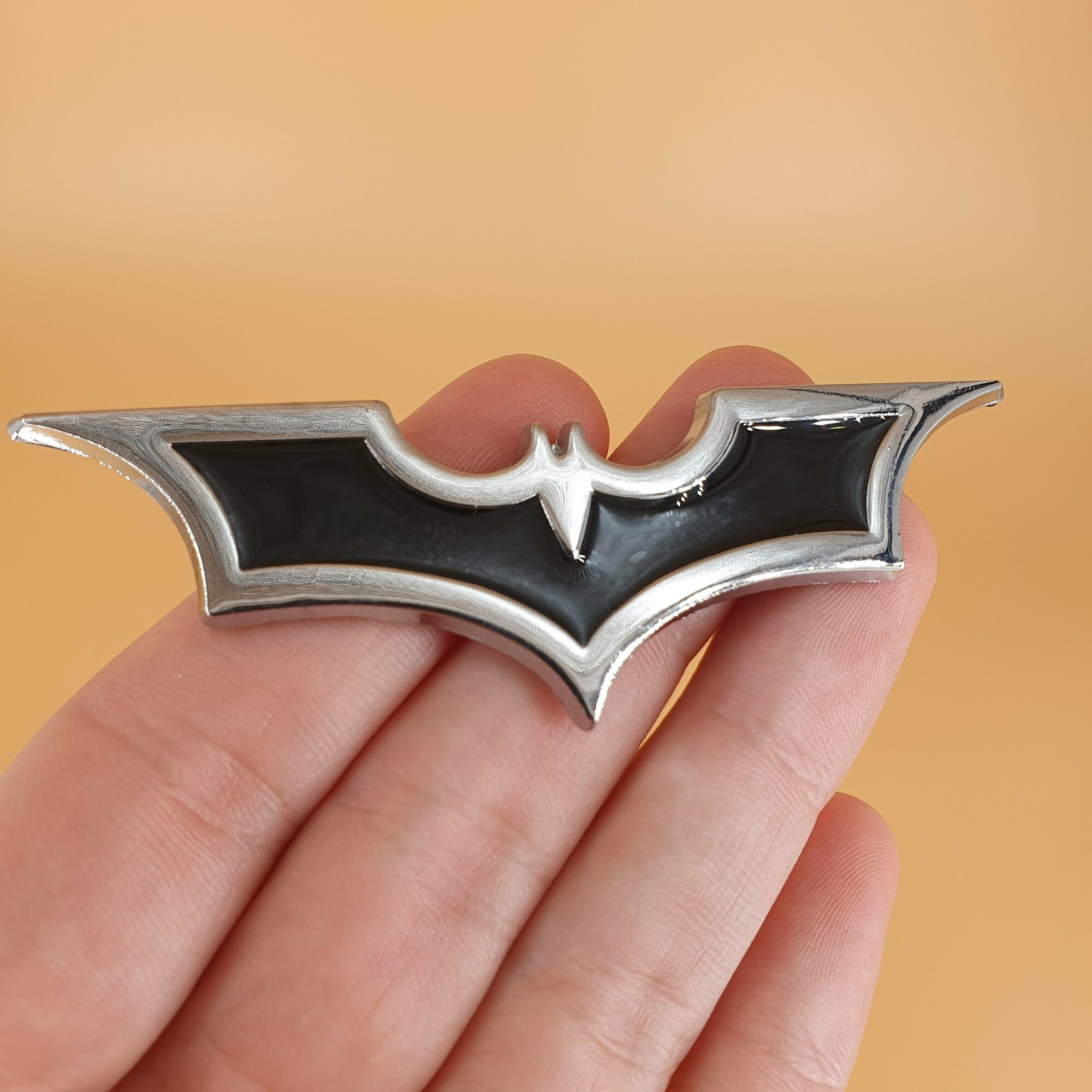 Эмблема Batman летучая мышь металлическая 8.7 х 2.8 см, хромированная черная