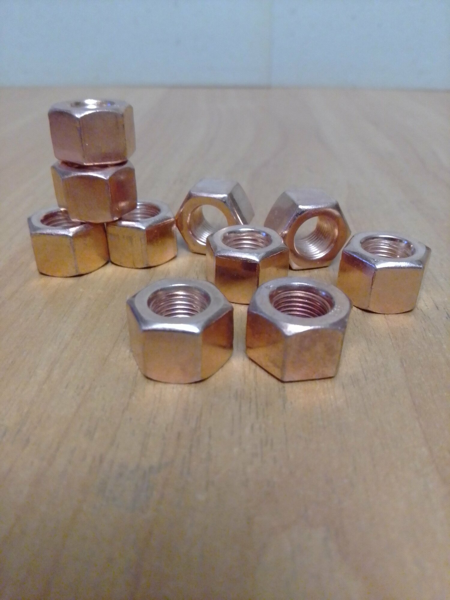 фото 250688-п5 . Гайка коллектора, приёмной трубы М10х1 омедненная. Комплект 10 штук. Россия, Красная Этна. Ключ 17 мм.