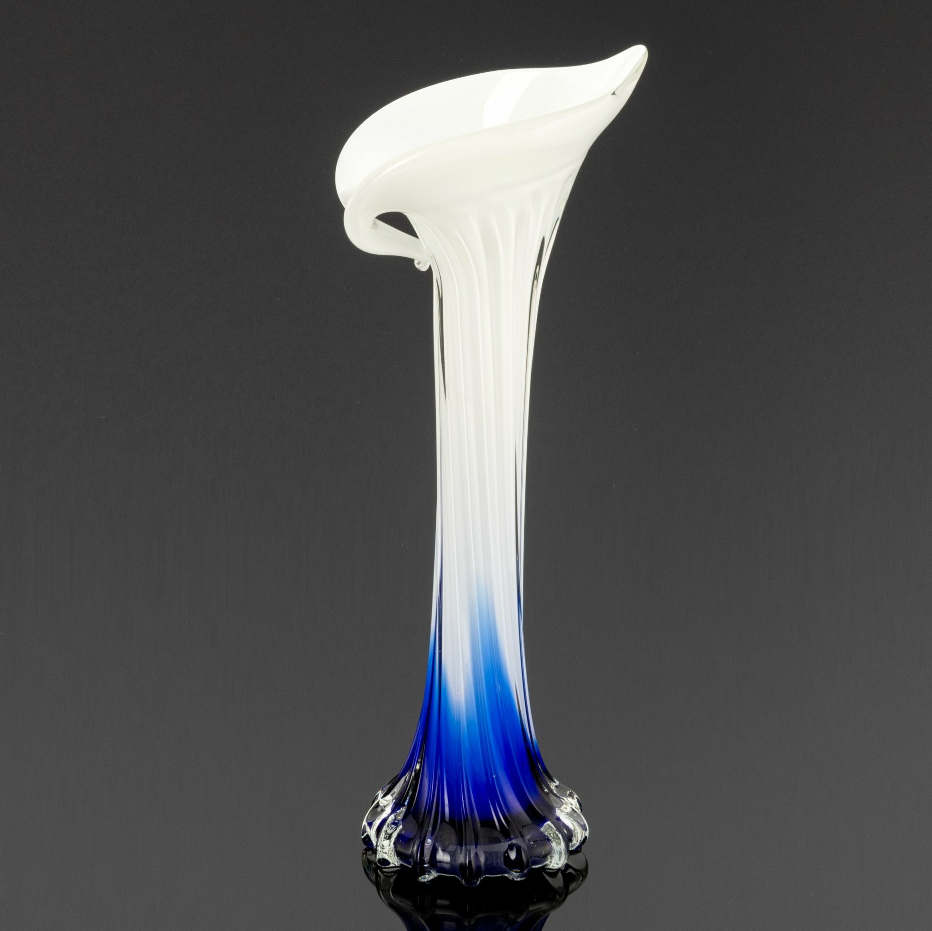 Ваза "Калла" бело-синего оттенка, цветное стекло, трехслойное, Европа, 1960-1980 гг.