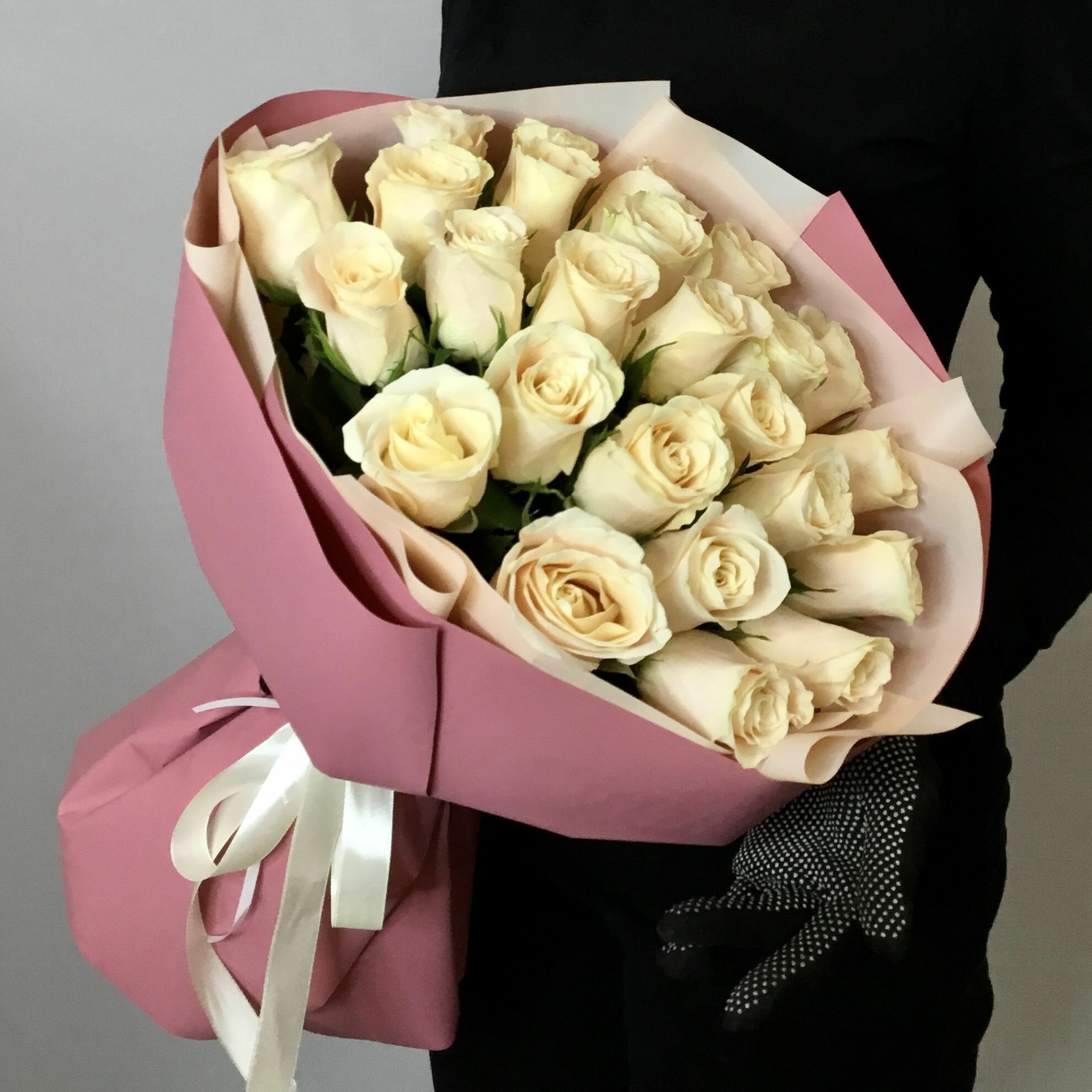 Букет 25 кремовых роз Шарман