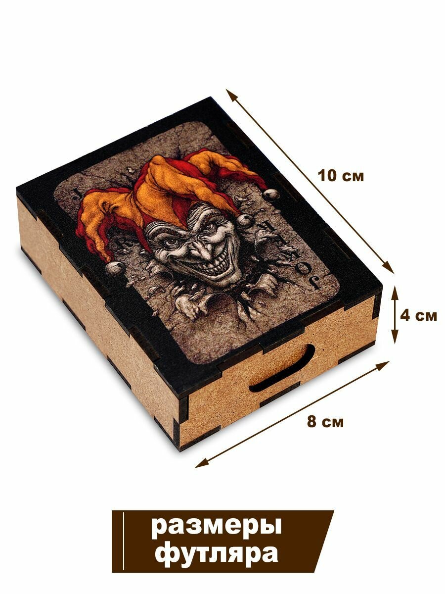 Футляр для игральных карт Дама Пик "Джокер в колпаке", дерево, внутренние размеры 92 на 67мм — фото 1