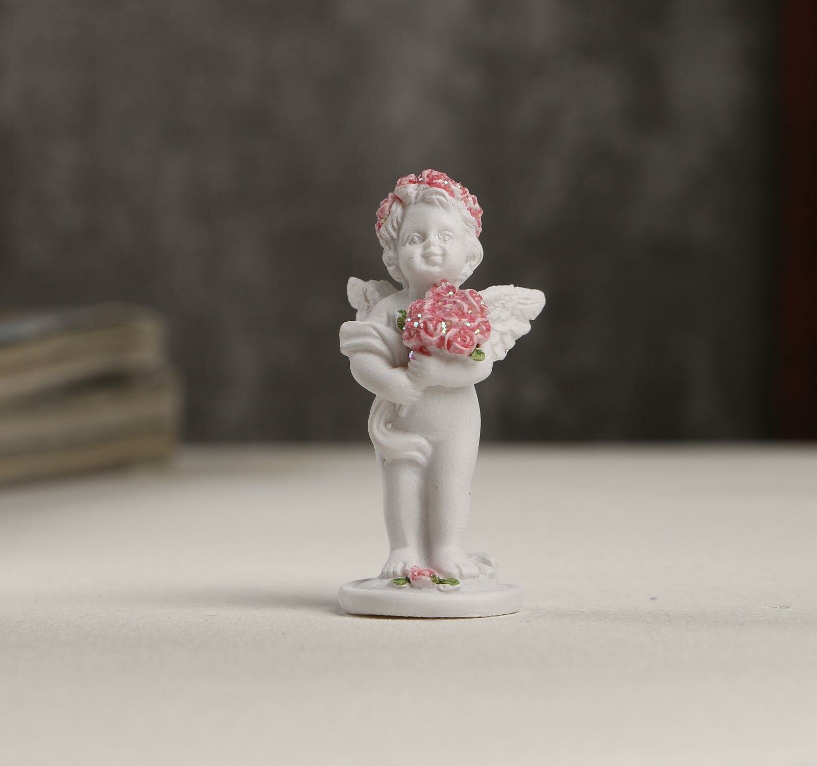 Сувенир полистоун "Белоснежный ангел в розовом веночке с букетом роз" 5,3х2,3х2,3 см