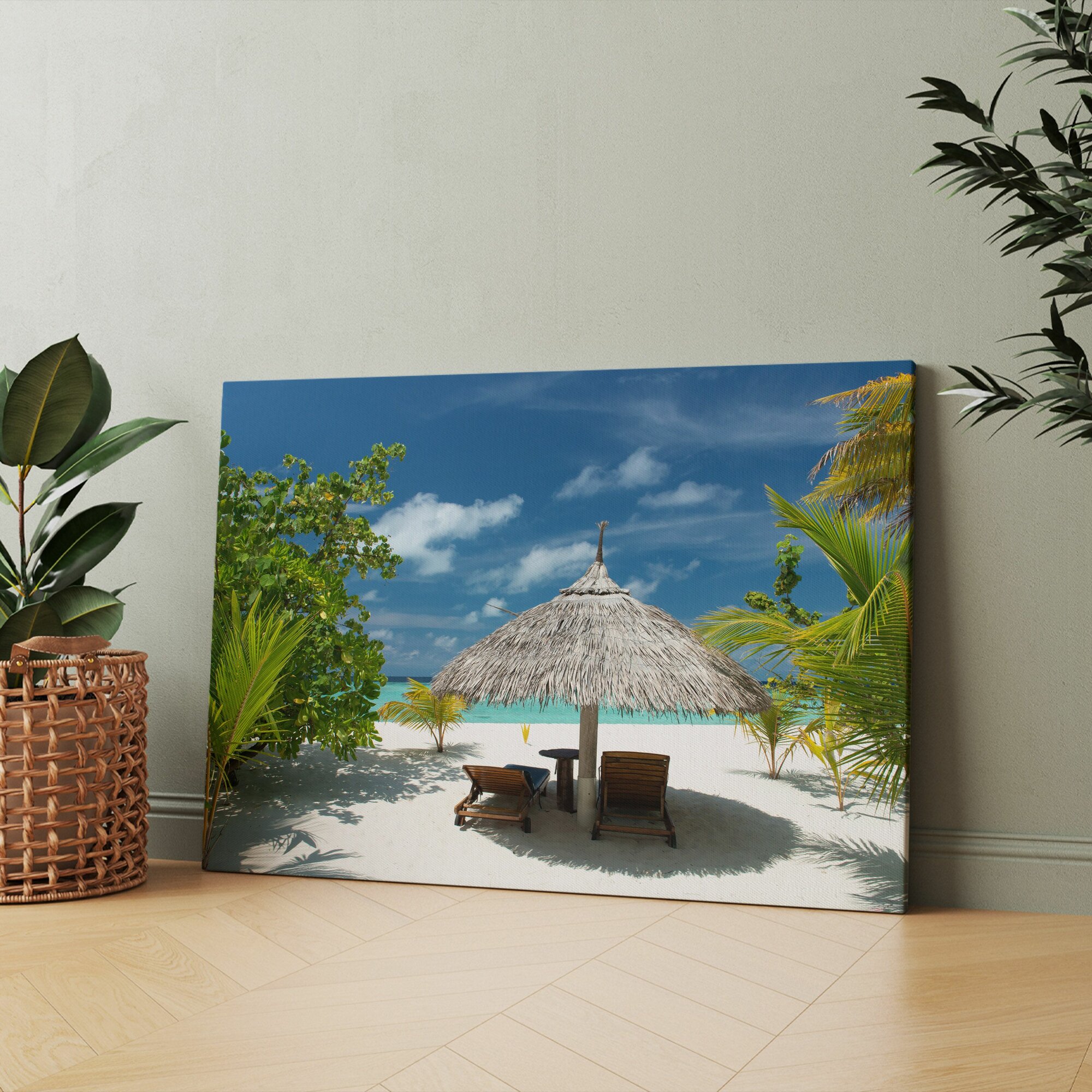 Картина на холсте "Два шезлонга под соломенным зонтиком на пляже" 20x30 см. Интерьерная, на стену.