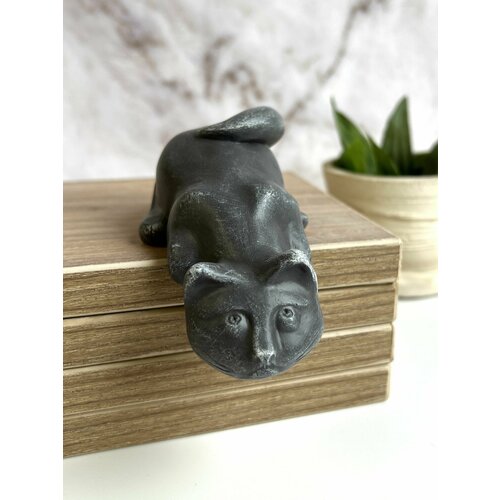 Статуэтка кот нырок на полку. Гипс. Цвет серый