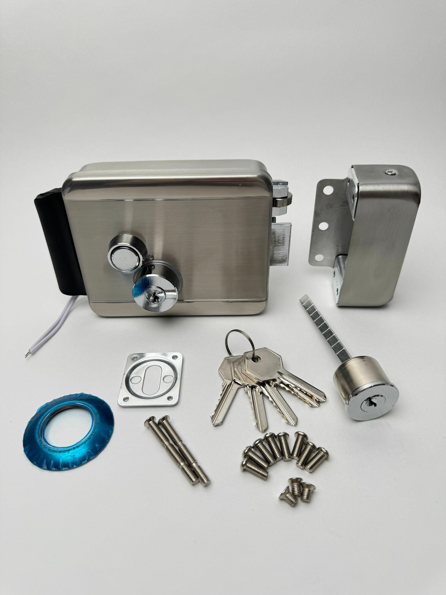 Накладной электромеханический замок с двумя раздельными цилиндрами и кнопкой AX098