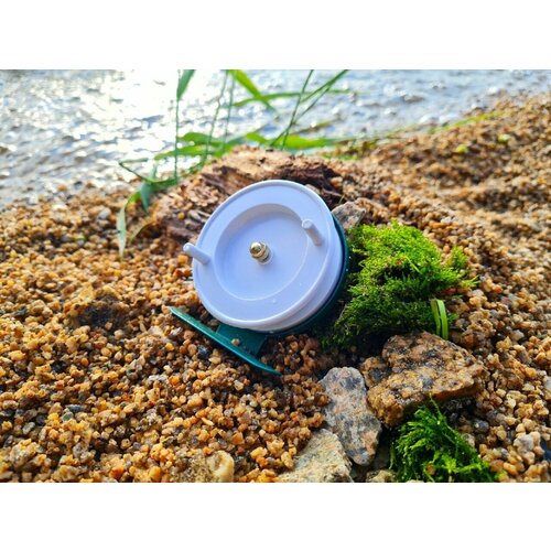 фото Катушка для рыбалки инерционная диаметром 60 мм тёмно-зелёная металлическая бобёр