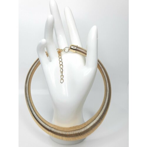 Колье жесткое металлическое объемное пружина золотое