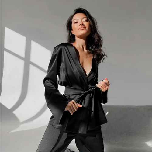 фото Костюм, блуза и брюки, бельевой стиль, свободный силуэт, карманы, пояс/ремень, размер s, черный enchante